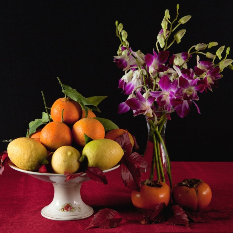 Натюрморт с цветами и фруктами