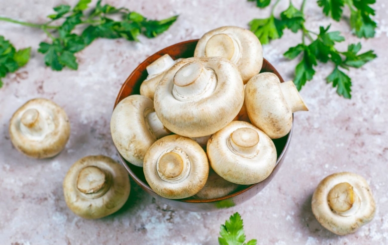 Свежие шампиньоны на кухне
