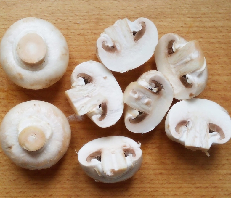 Шампиньоны порезанные