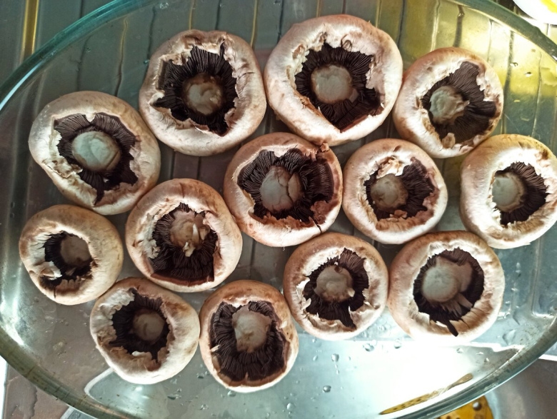 Шампиньоны в духовке фаршированные