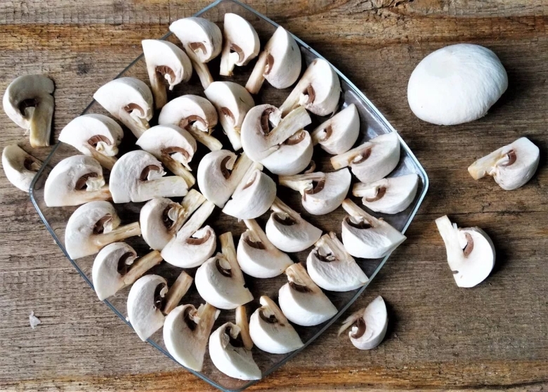 Нарезанные шампиньоны