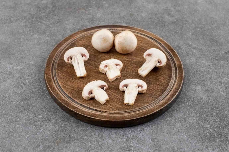 Тарелка шампиньонов и киви фотография