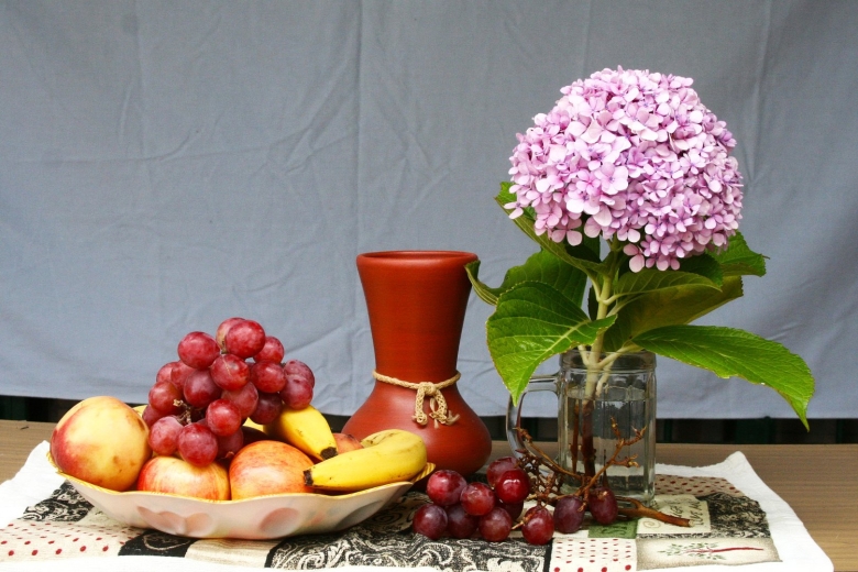 Натюрморт с цветами и фруктами