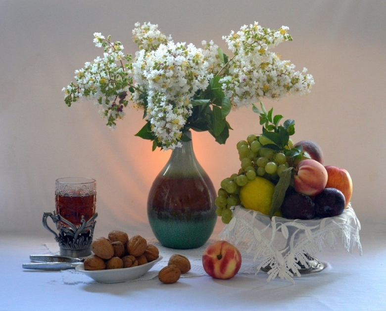 Натюрморт с цветами и фруктами