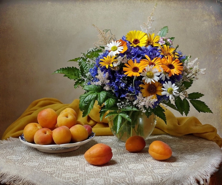 Натюрморт с абрикосами