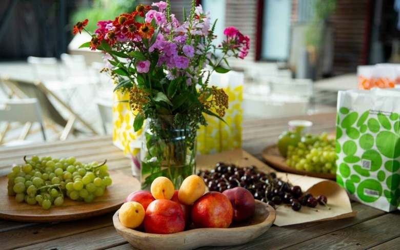 Натюрморт у окна цветы и фрукты фото