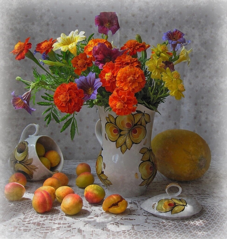 Натюрморт цветы и фрукты