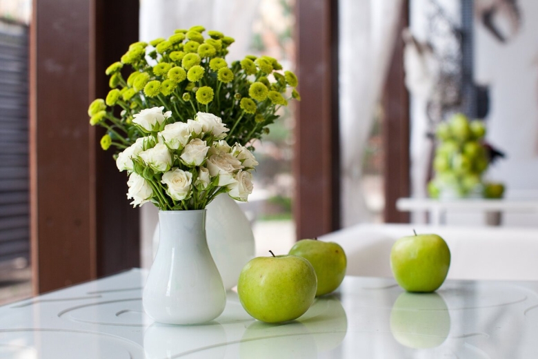 Цветы на кухонном столе