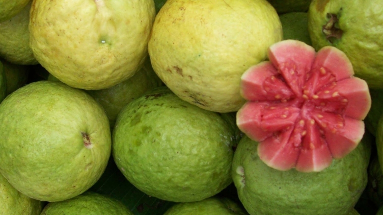 Зеленый фрукт с красной мякотью