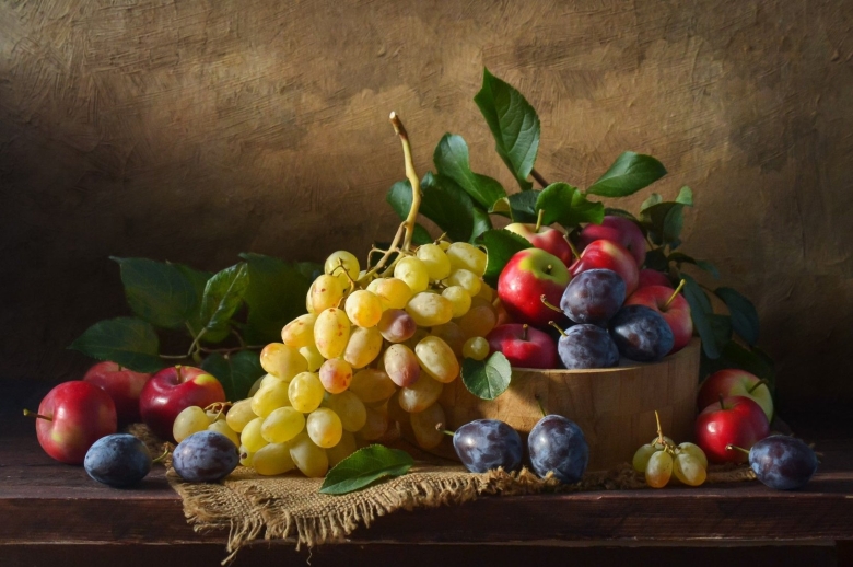 Яблоки и сливы натюрморт