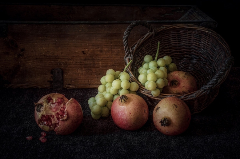 Натюрморт с гранатами