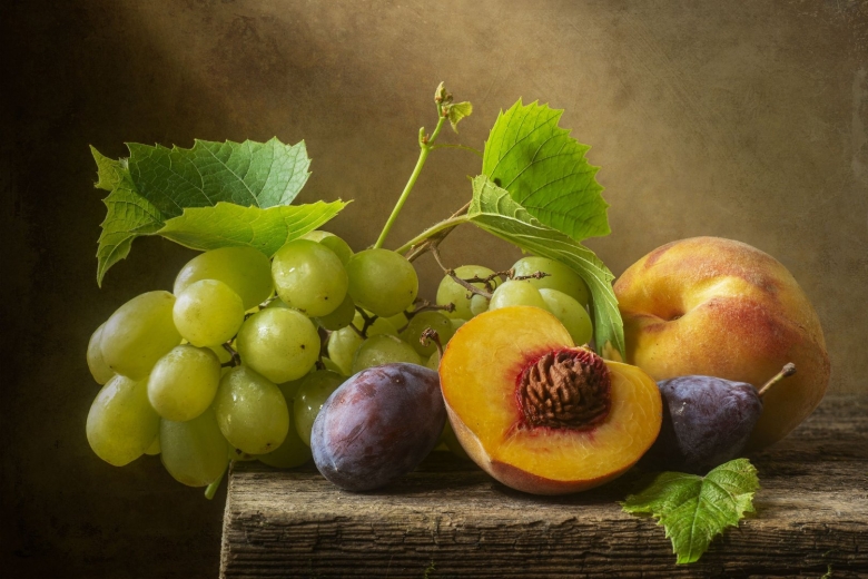 Натюрморт с персиками и виноградом
