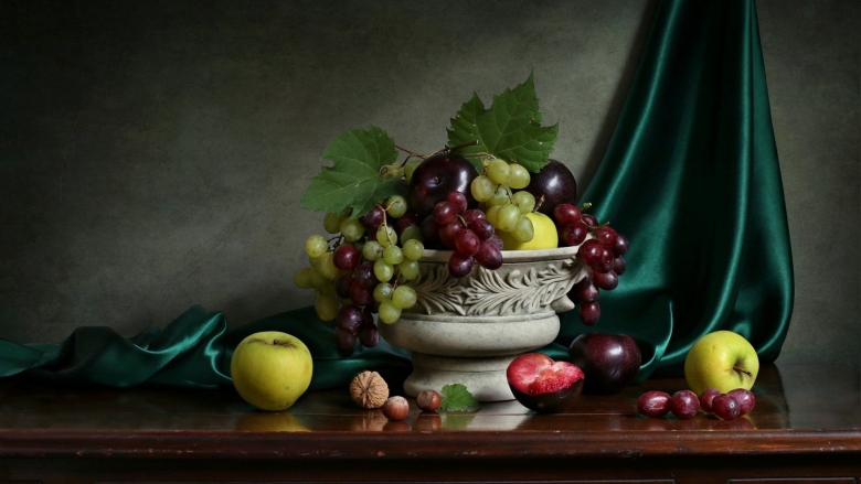 Ваза с фруктами на столе