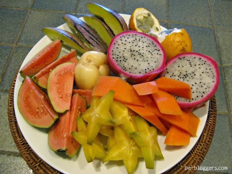 Фруктовая тарелка экзотических фруктов