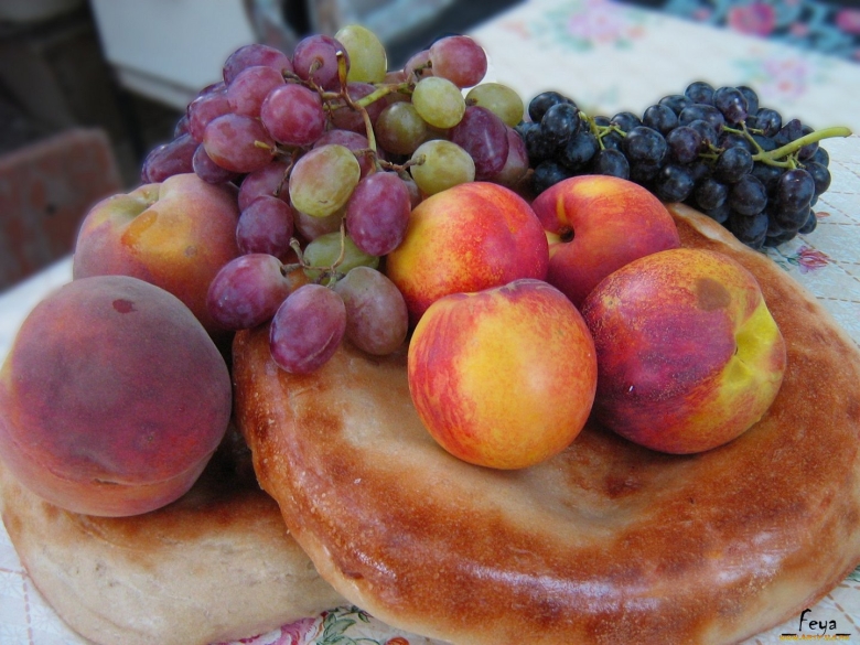 Виноград с лепешкой