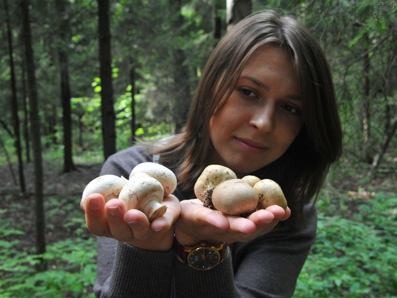 Красивая девушка с грибом