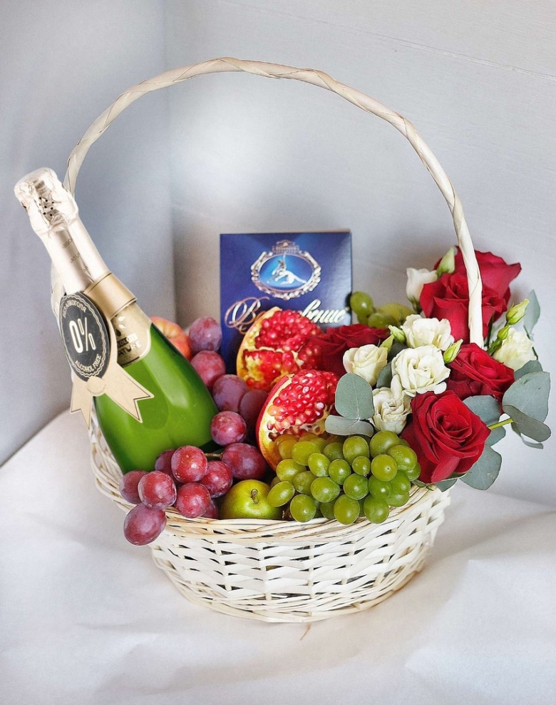 Корзина с фруктами и вином