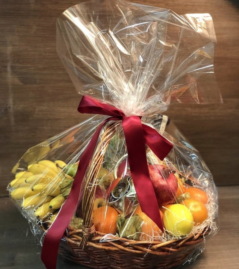 Корзина с фруктами упакованная