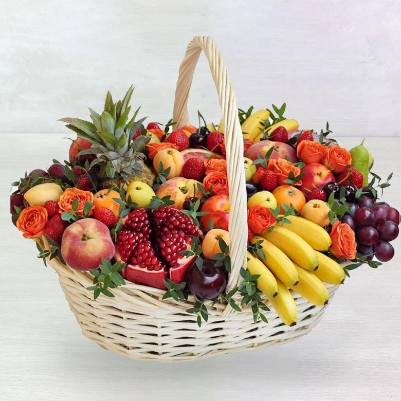 Корзина с фруктами и цветами