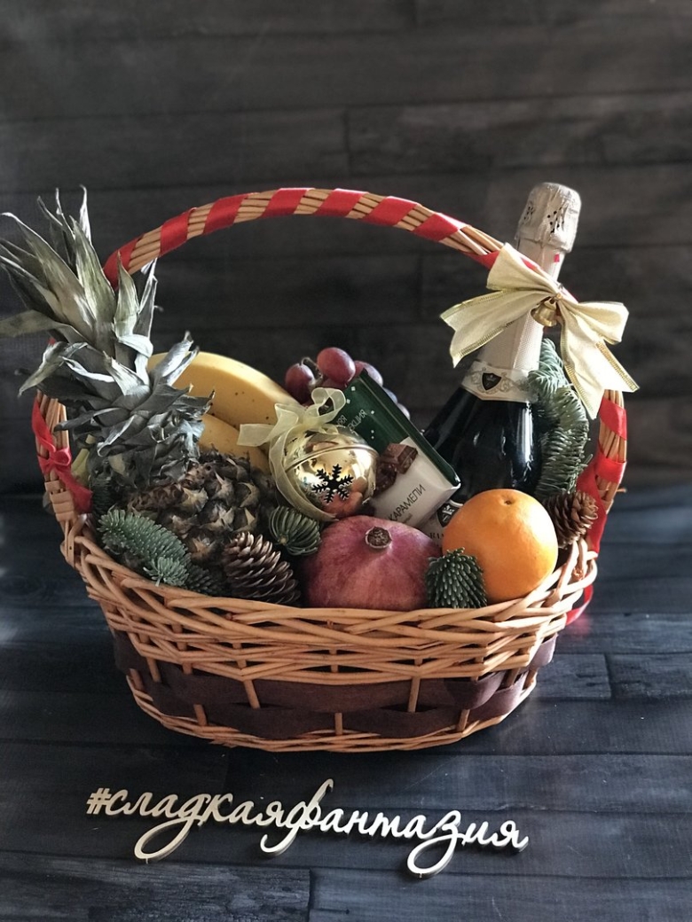 Фруктовая корзина в подарок на новый год