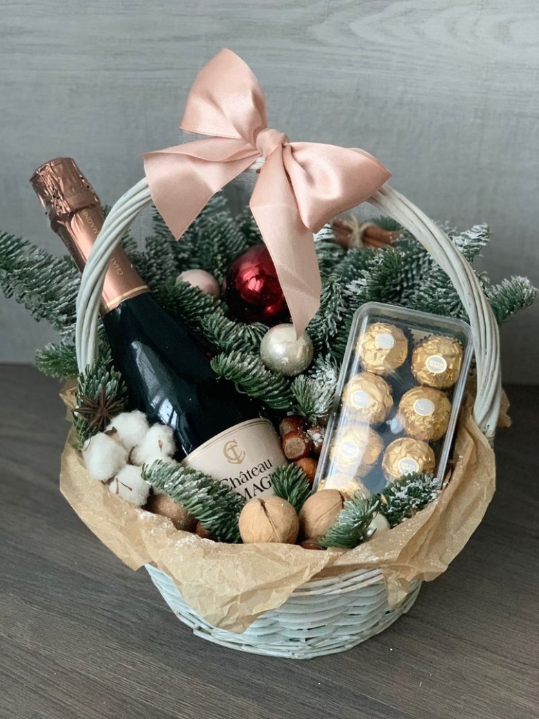 Плетеные корзины с подарками к новому году