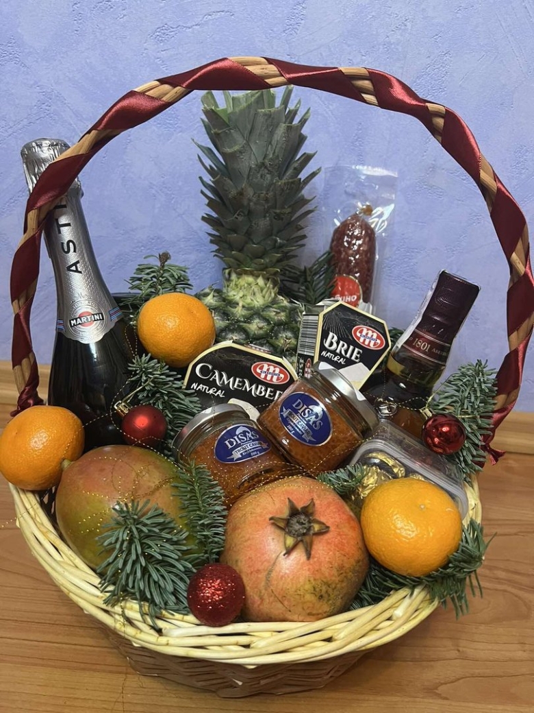 Подарочная корзина с фруктами и шампанским