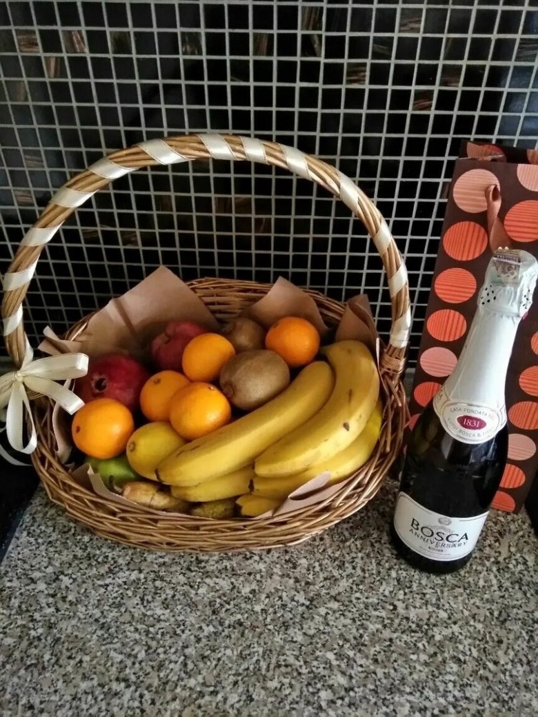 Корзина с фруктами и шампанским