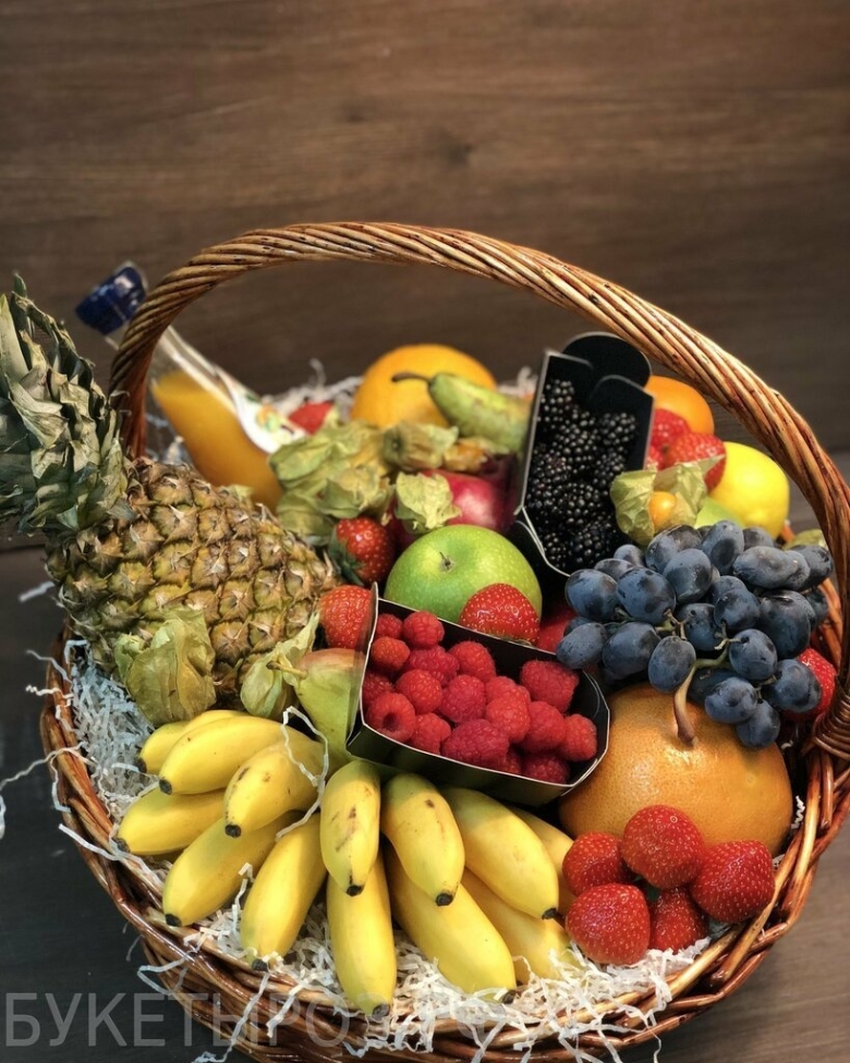 Фрукты в корзине