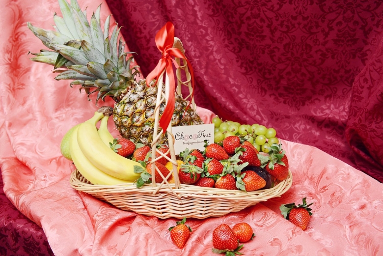Свадебная корзина с фруктами