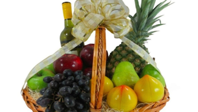 Корзинка с вином и фруктами