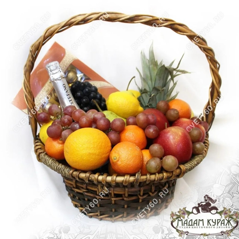 Корзина с фруктами и шампанским