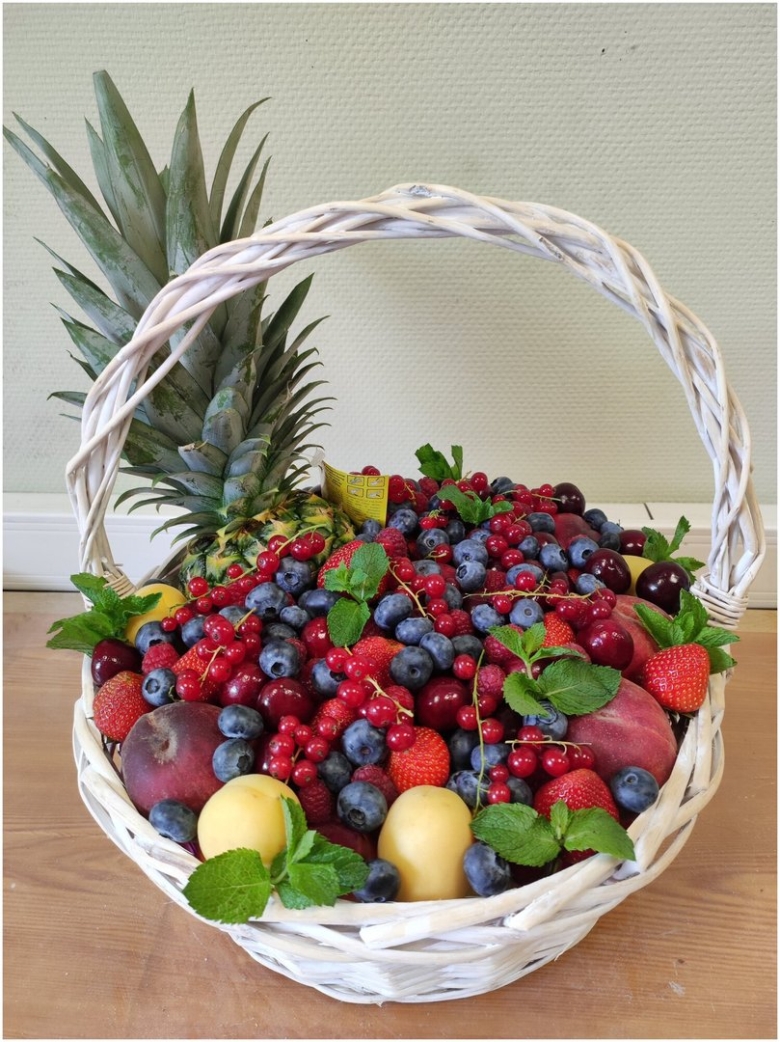 Корзинка с ягодами