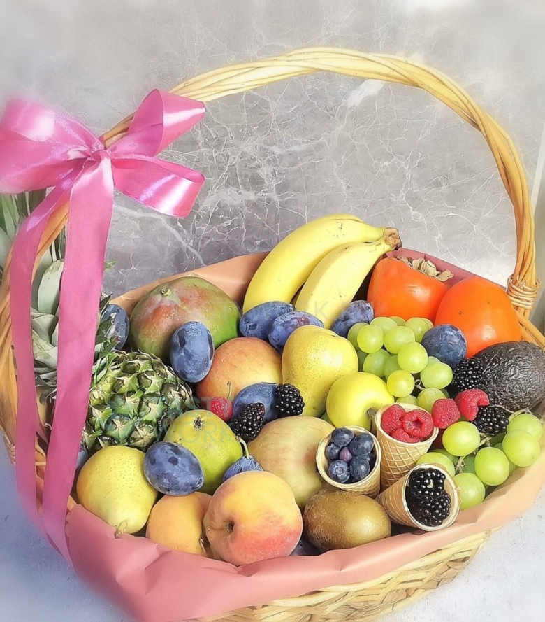 Букет из фруктов в корзинке