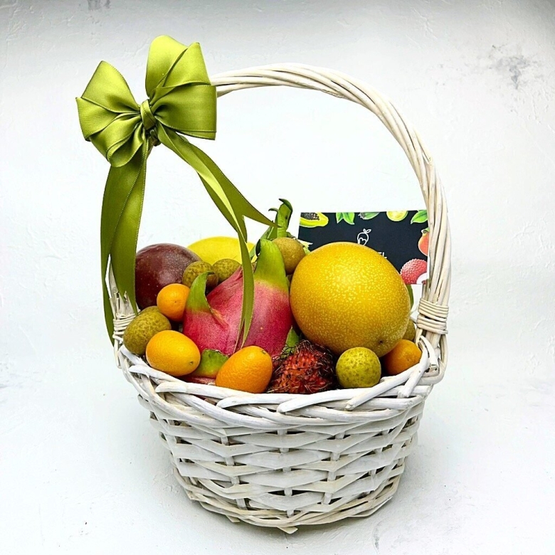 Корзина с экзотическими фруктами