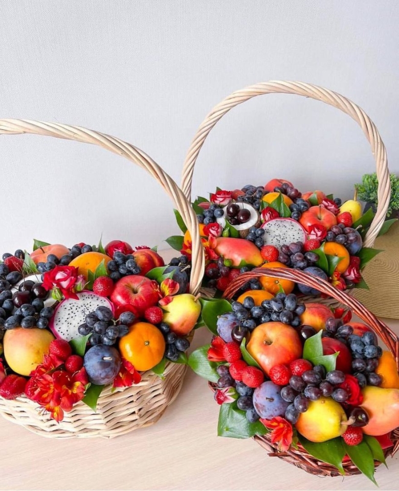 Корзина с цветами и фруктами