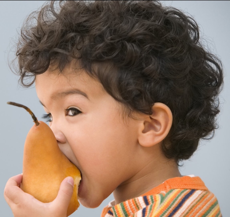 Мальчик с яблоками