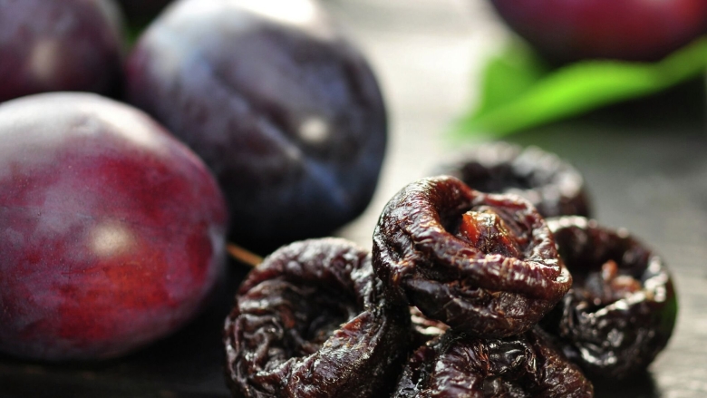 Черная слива сушеная