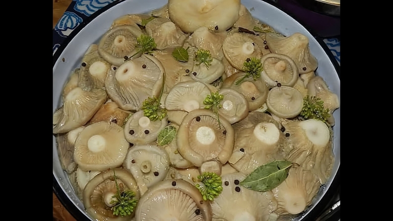 Грузди белые солёные