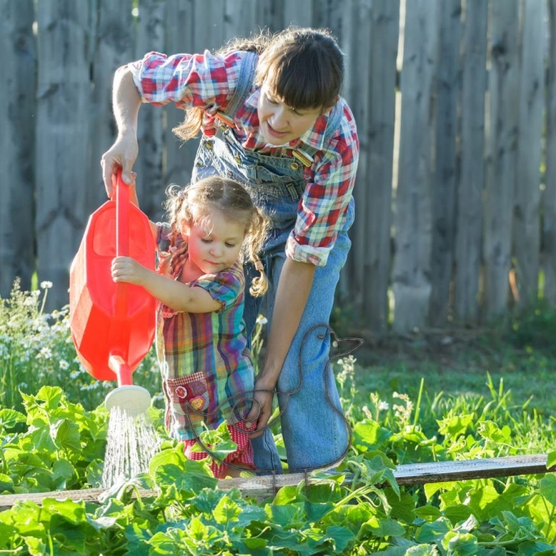 Помогать в огороде