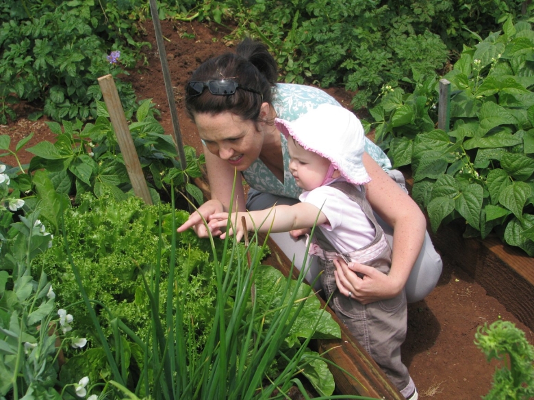 Дети помогают в огороде
