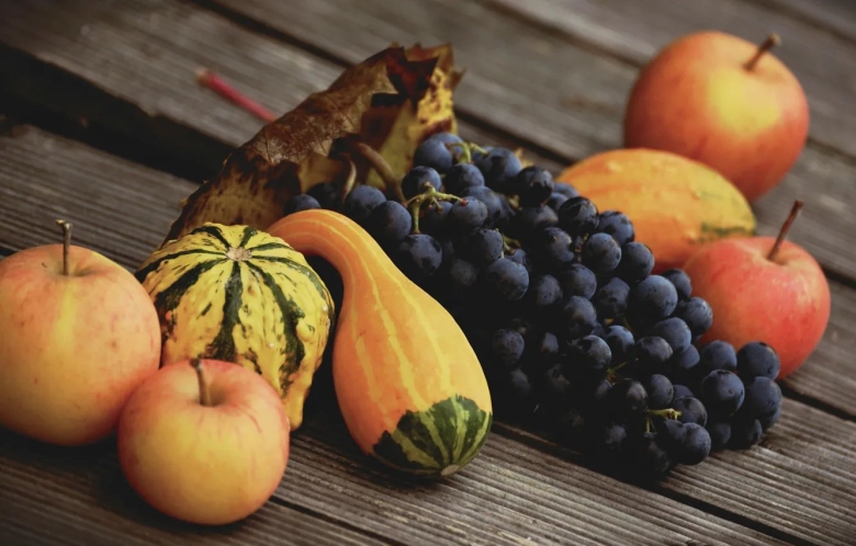Фрукты яблоки виноград