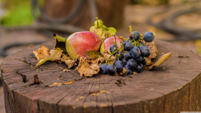 Натюрморт виноград и яблоки