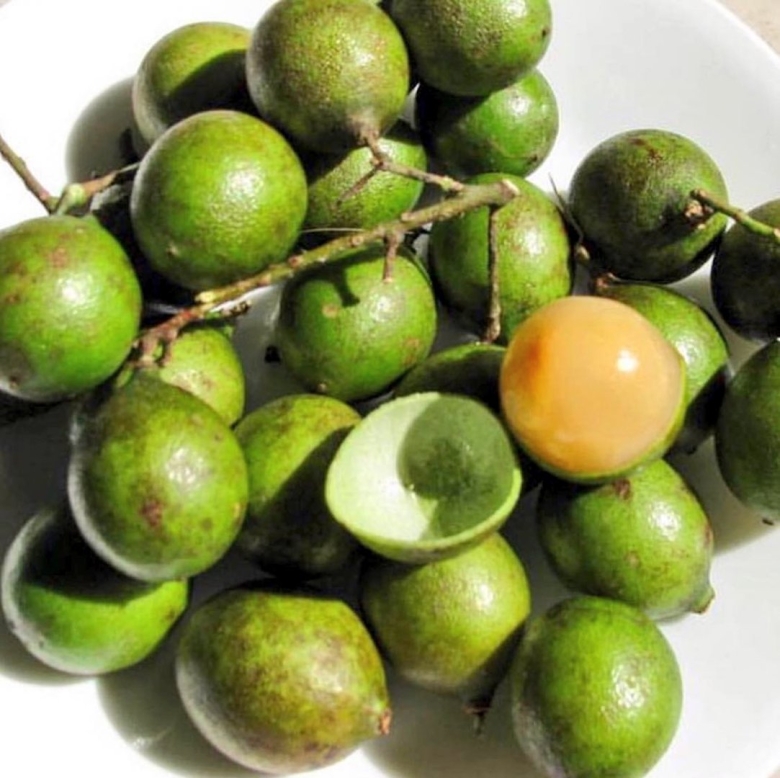 Зеленый экзотический фрукт