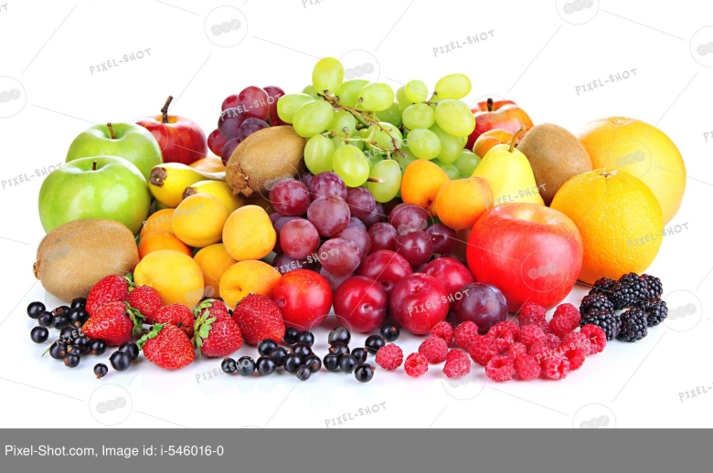 Овощи и фрукты на белом фоне