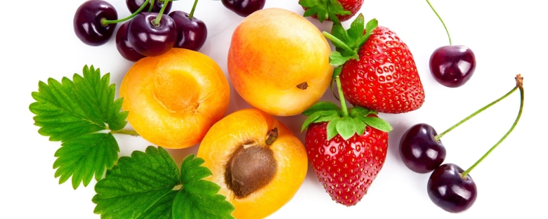Фрукты и ягоды на белом фоне
