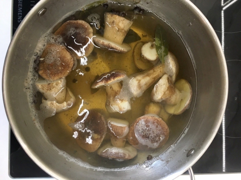 Отваренные белые грибы