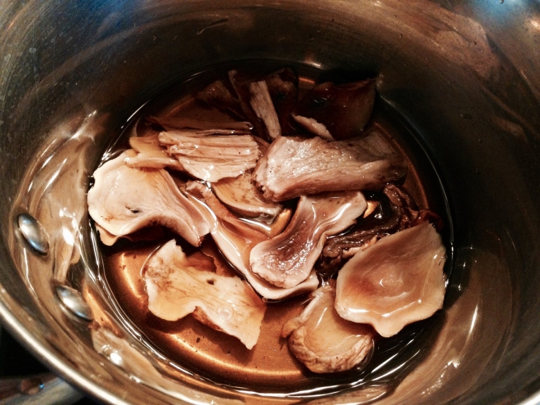 Луковица при варке грибов