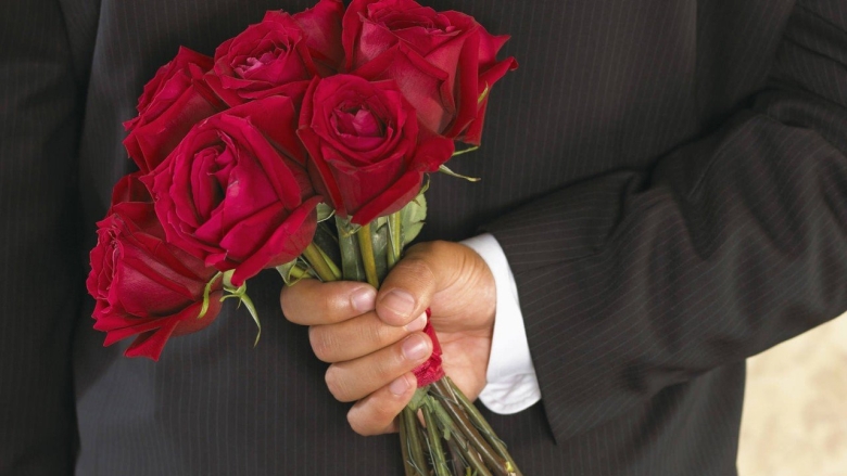 Мужчина с букетом