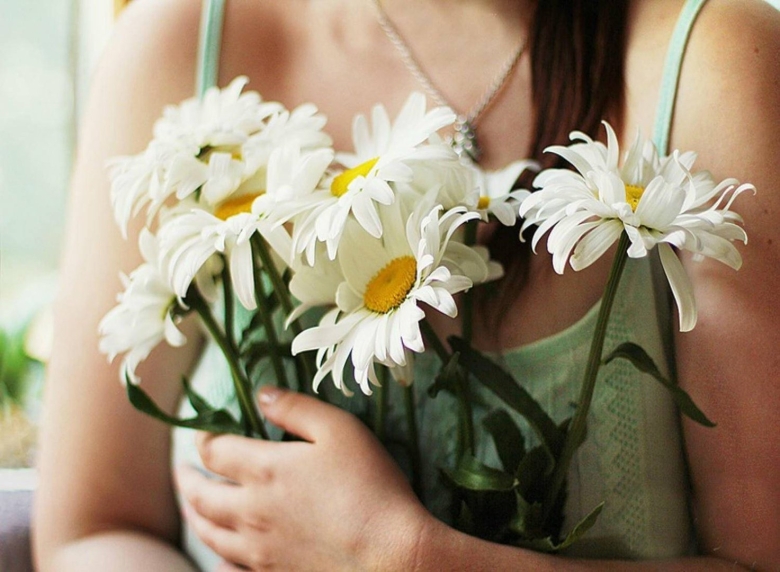 Девушка с ромашками