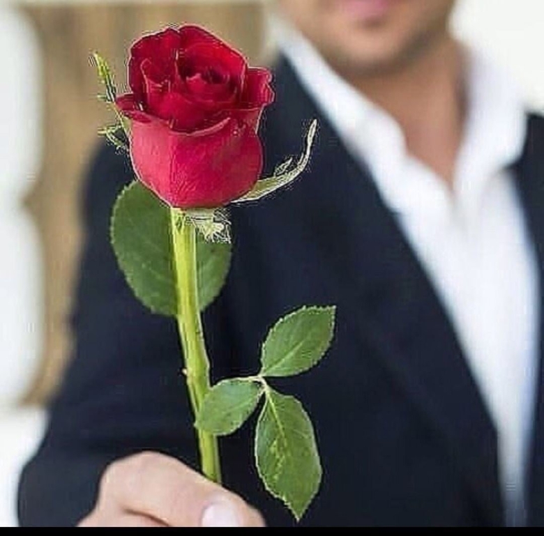 Цветы в мужских руках